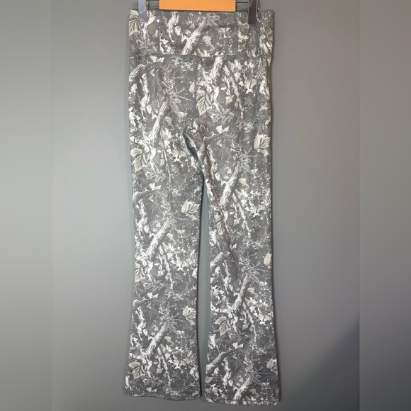 SWS Athletics Size M, Women's Camouflage Patterned Flared Leg Pants, Stretchy - Picture 5 of 6
